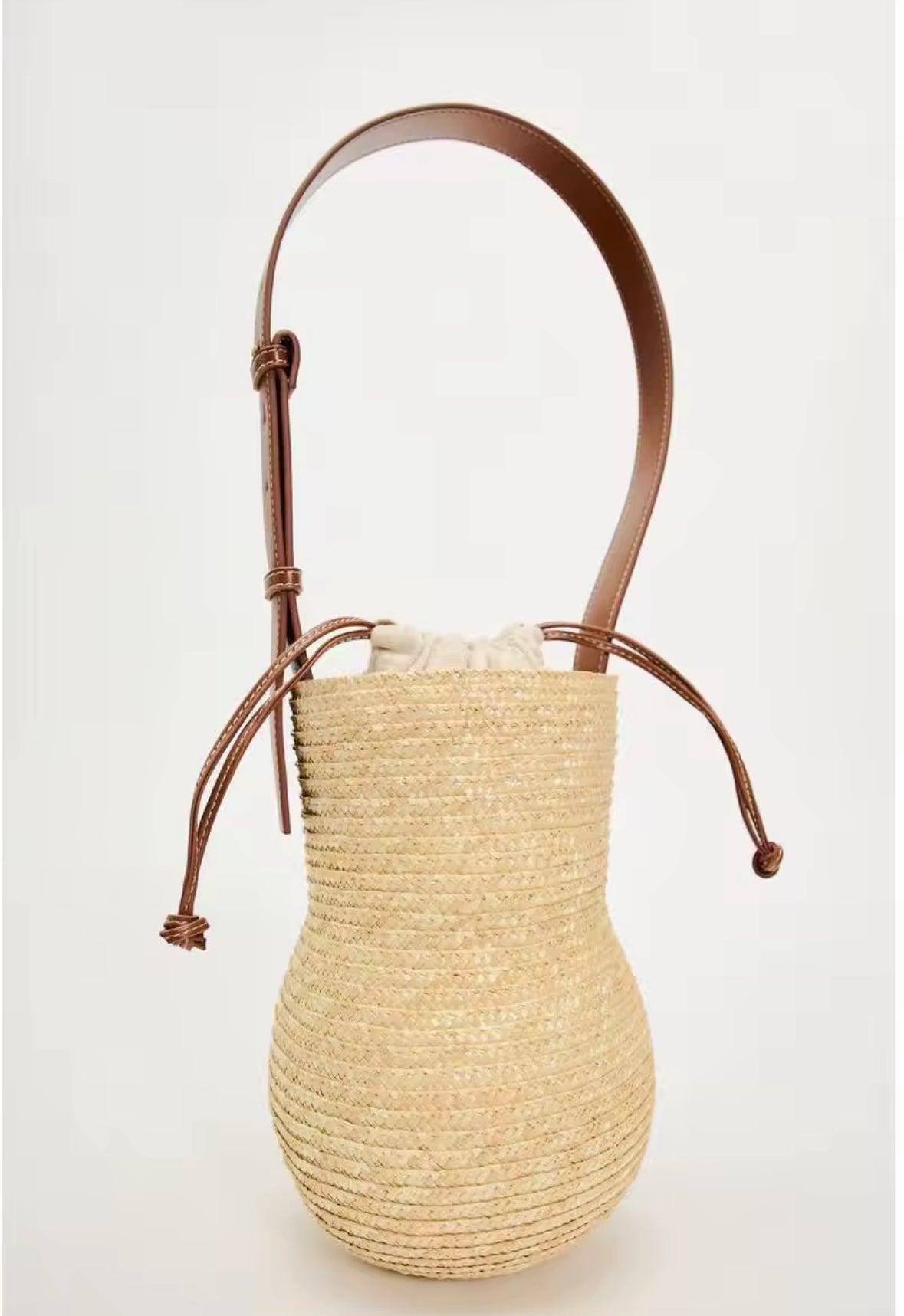 Sac en paille mode éthique et design original pour femme élégante