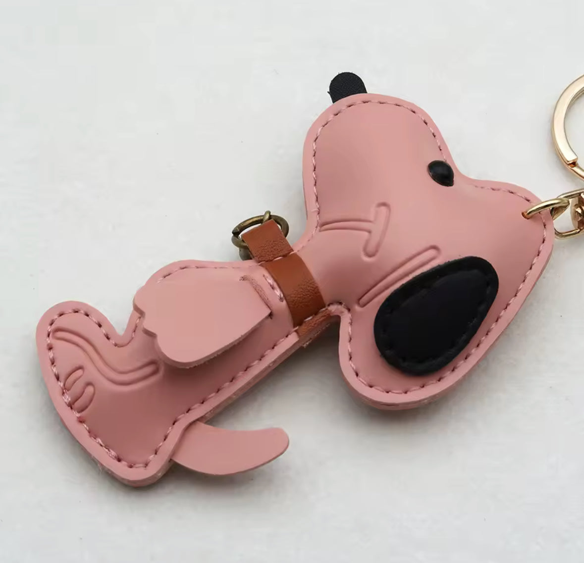 Porte-clés Snoopy adorable accroché à un sac à main