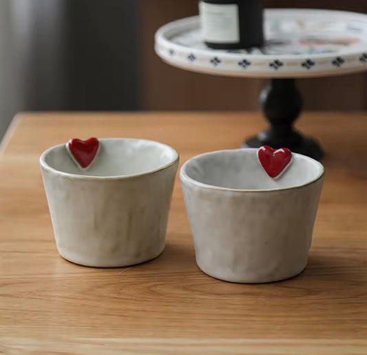 Tasse en céramique cœur blanche avec cœur rouge en relief, design minimaliste