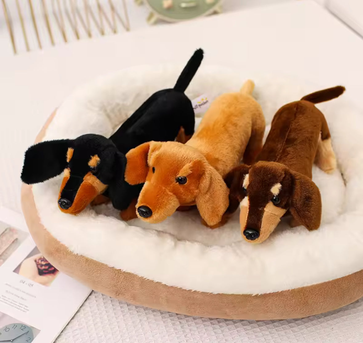 Chien saucisse en peluche longue, jouet doux marron et noir pour enfant.