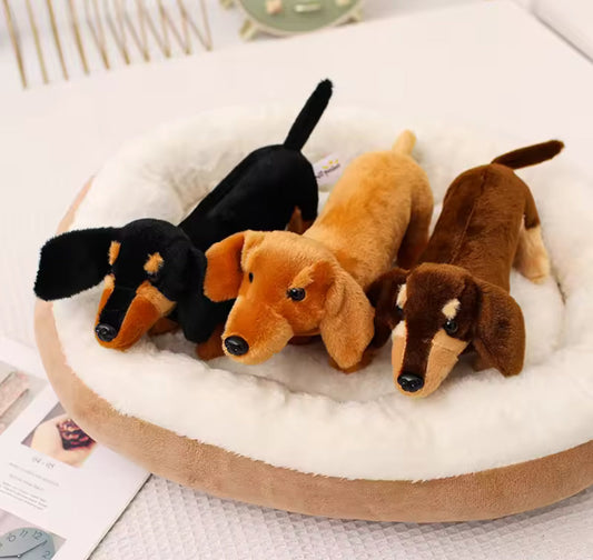 Chien saucisse en peluche longue, jouet doux marron et noir pour enfant.