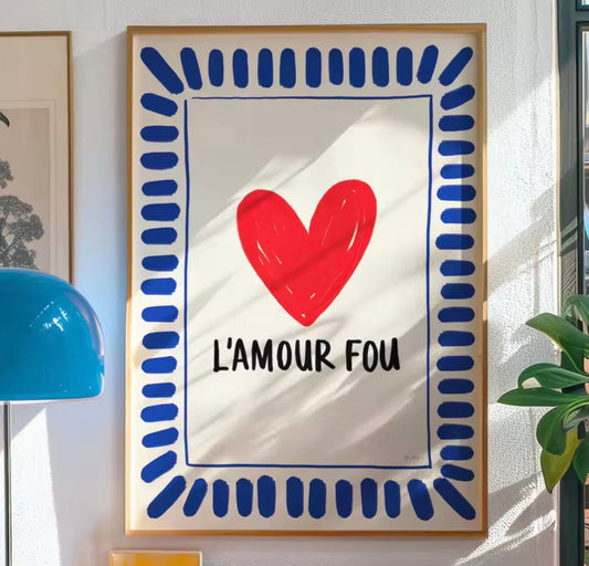 Affiche L’Amour Fou au design minimaliste avec cœur graphique rouge