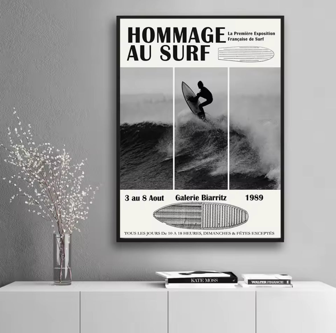 Poster artistique noir et blanc de surfeur, affiché dans une pièce contemporaine, hommage visuel à la culture surf française des années 80.