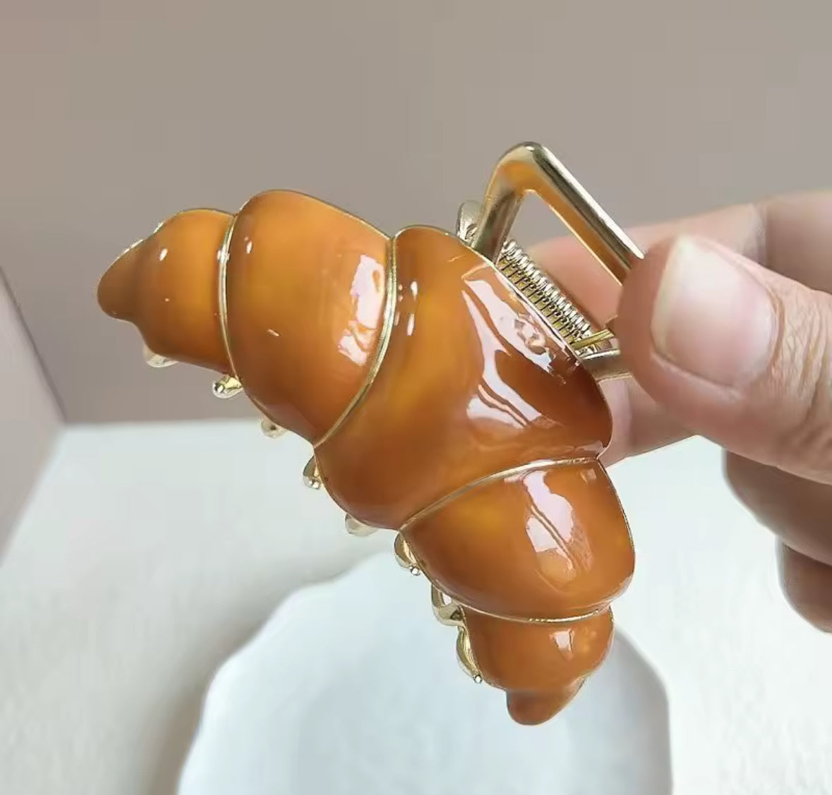 Pince inspirée du croissant utilisée pour une demi-attache