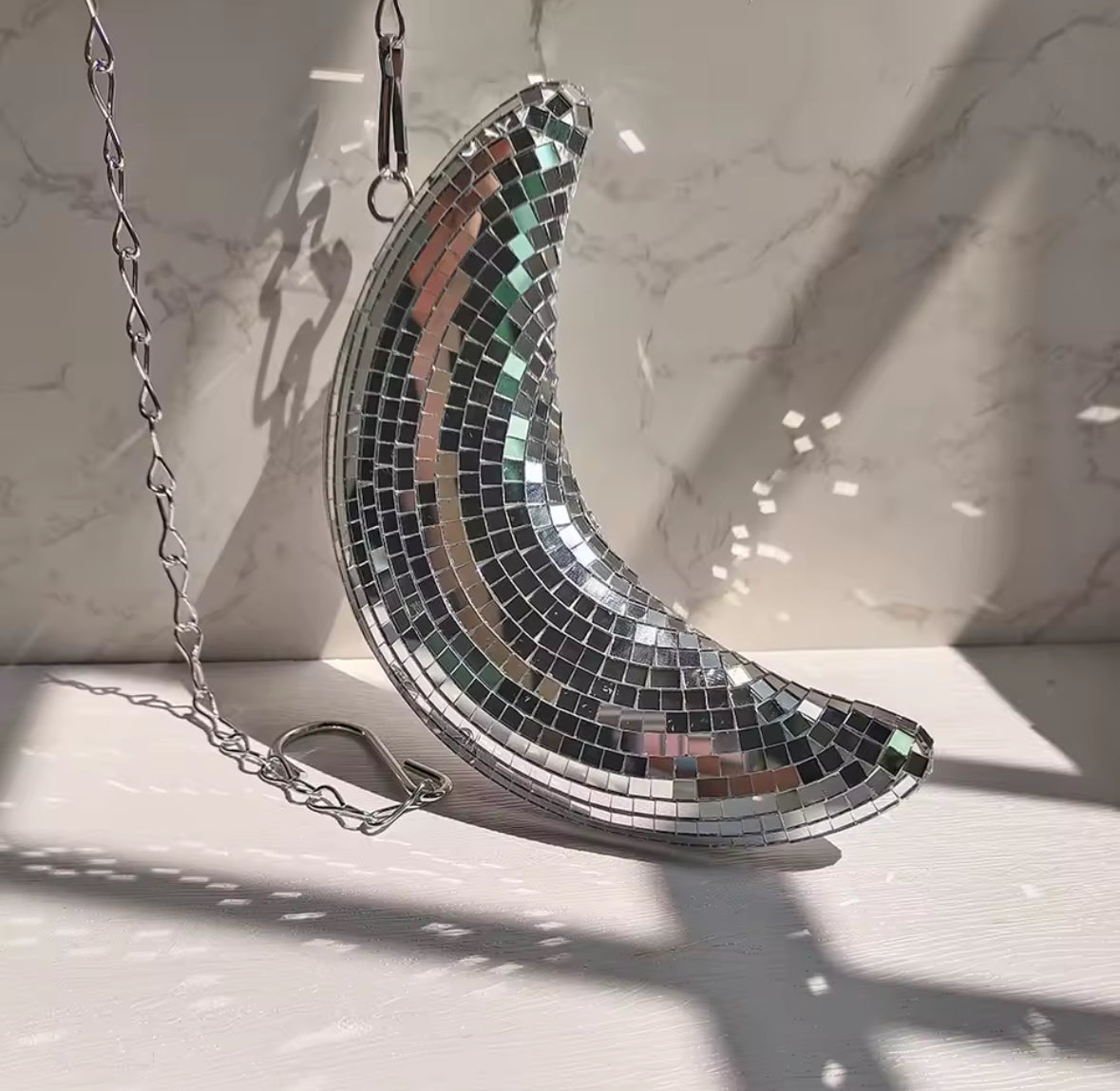 Lune Disco décorative reflet lumineux et style contemporain.