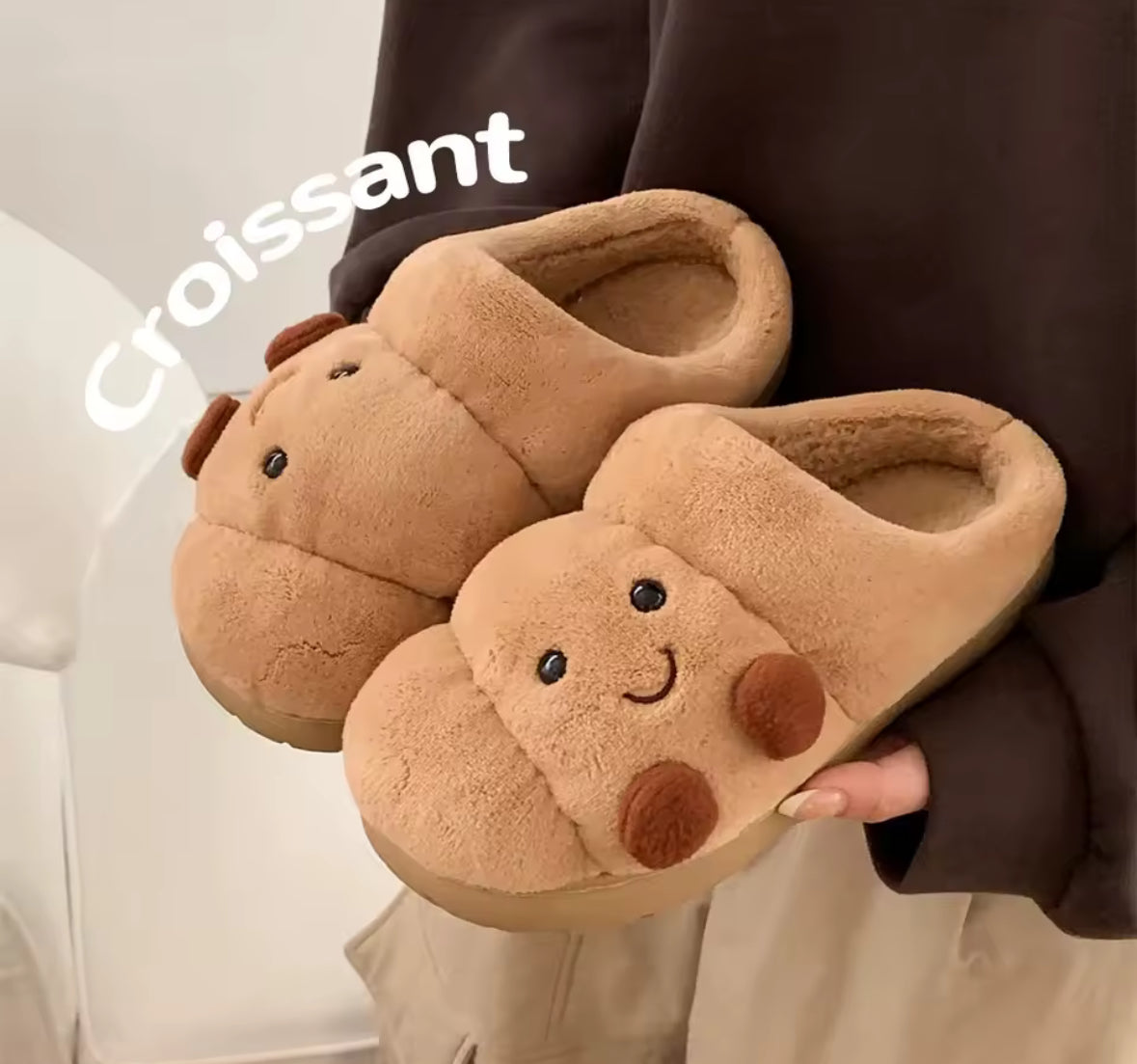 Pantoufles croissant design – chaussons doux et chauds pour un look cocooning unique