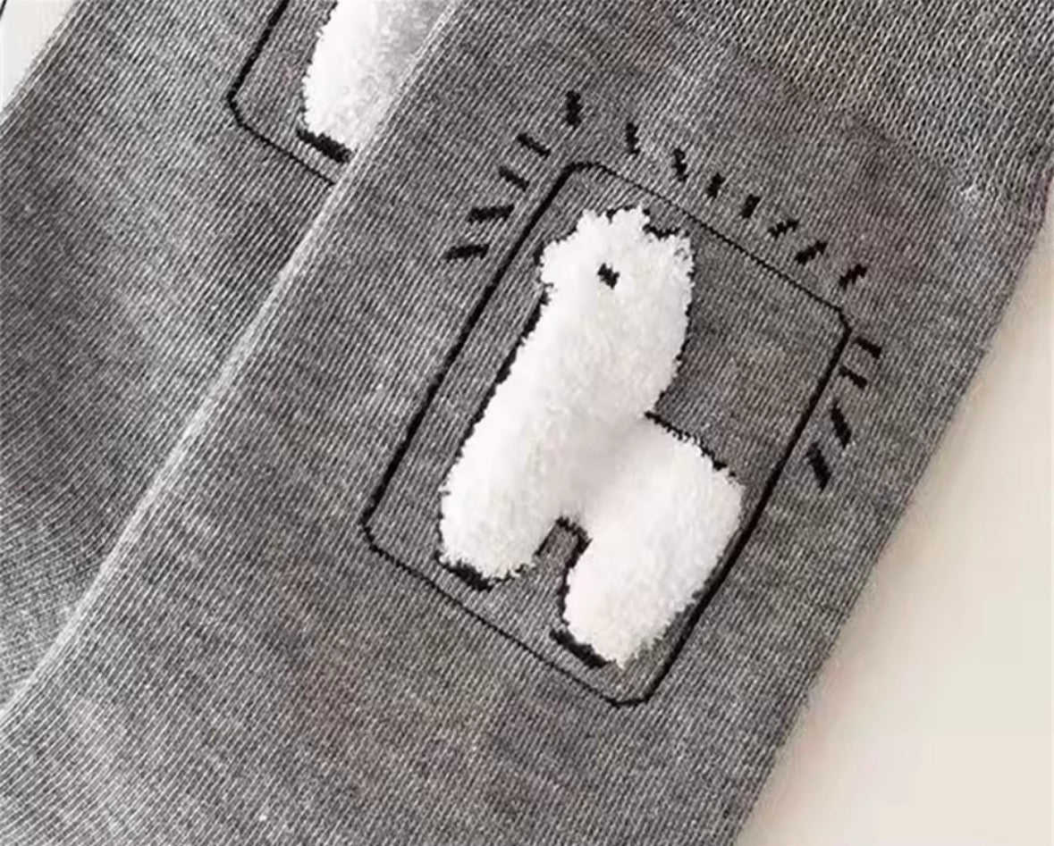 Détail des chaussettes alpaga avec motif animal graphique et finition soignée