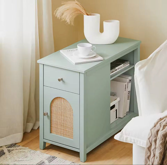 Table de chevet design vert sauge avec rangement en cannage – Maison Pamplune, meuble tendance pour chambre moderne.