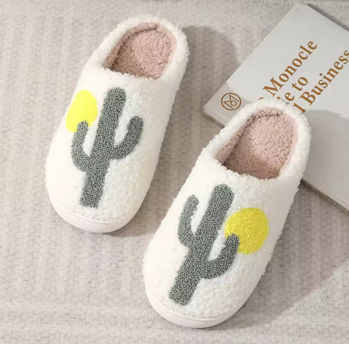 Pantoufles légères coton avec cactus brodé, confortables et respirantes pour l’été.
