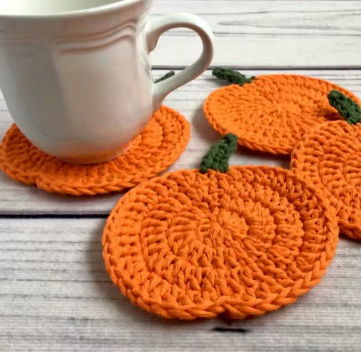 Dessous de verre citrouille orange en lot de 4, parfaits pour Halloween, Thanksgiving et automne, accessoires décoratifs et pratiques pour la cuisine et le salon.