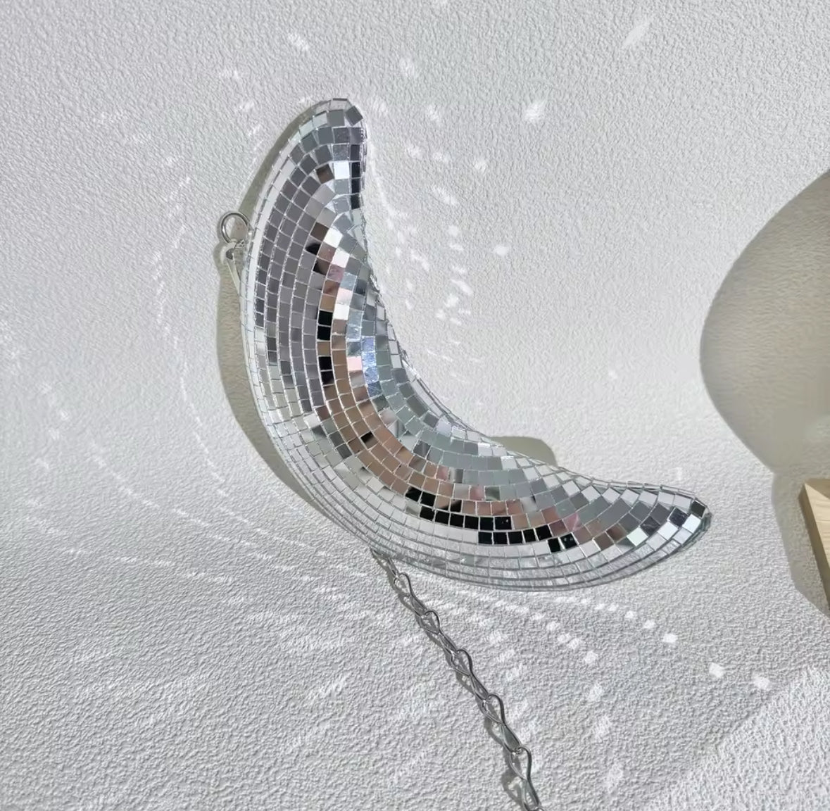 Croissant de lune miroir décoratif effet boule disco pour mur ou plafond.