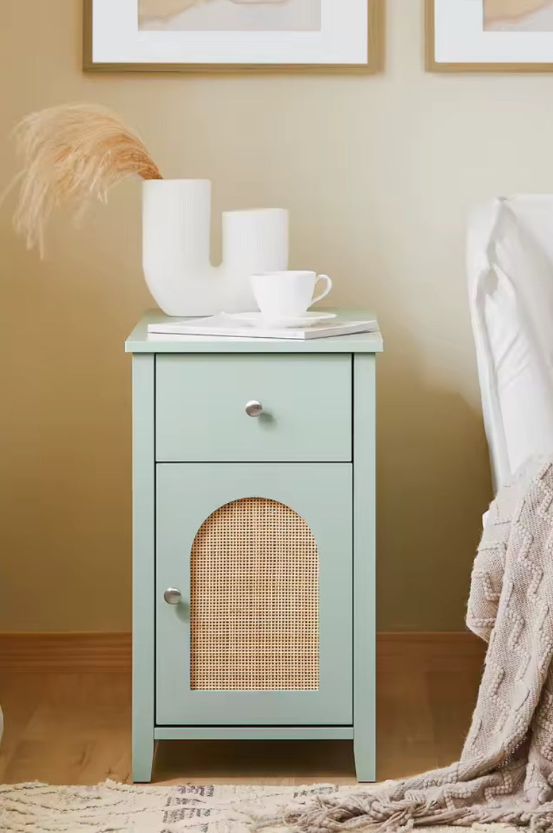 Table de nuit vert sauge élégante et pratique avec tiroir – Collection Maison Pamplune pour sublimer la décoration intérieure.