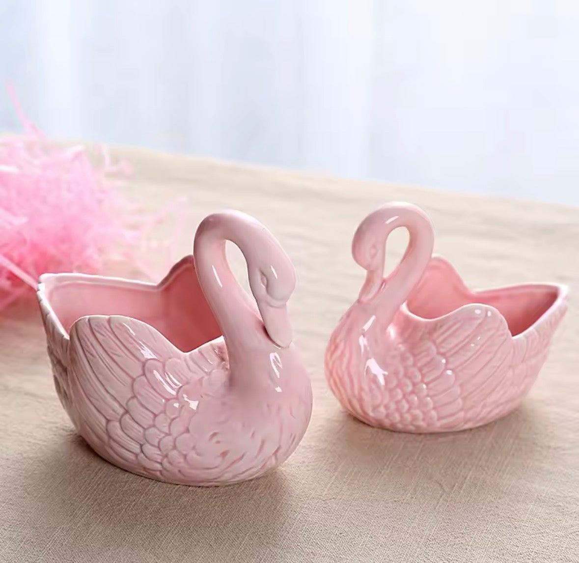 Chandelier cygne en céramique rose, objet décoratif élégant pour intérieur