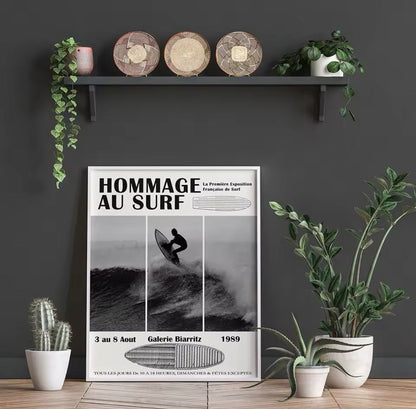 Affiche surf rétro encadrée dans un intérieur moderne avec plantes vertes, déco murale artistique inspirée de Biarritz et de la culture surf vintage.