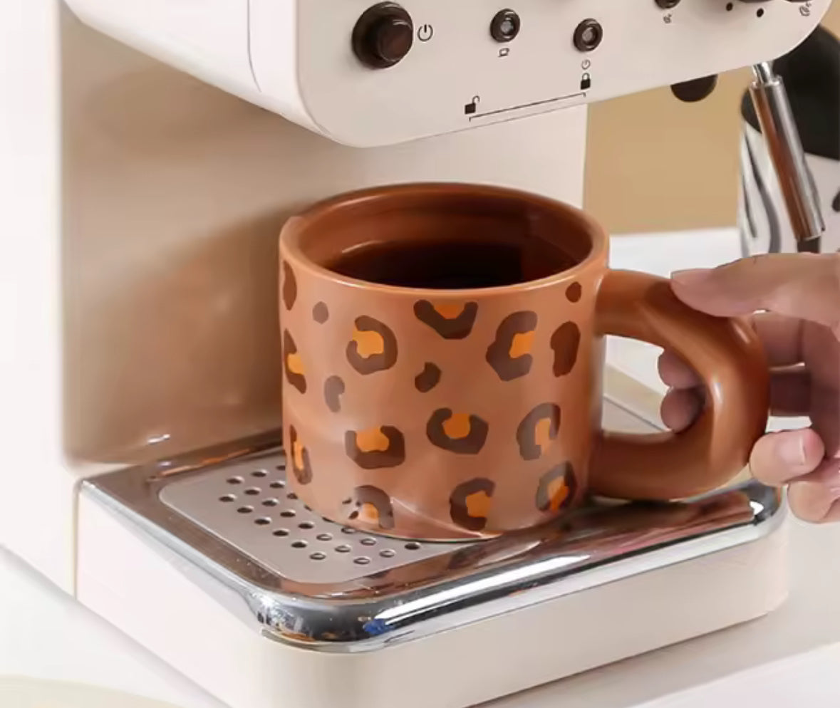 Mug Léopard design posé sur une table, tasse originale imprimé animal sauvage
