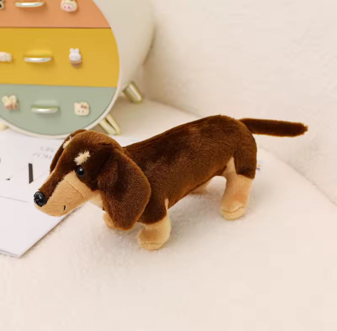 Doudou chien teckel mignon, peluche douce parfaite pour câlins.