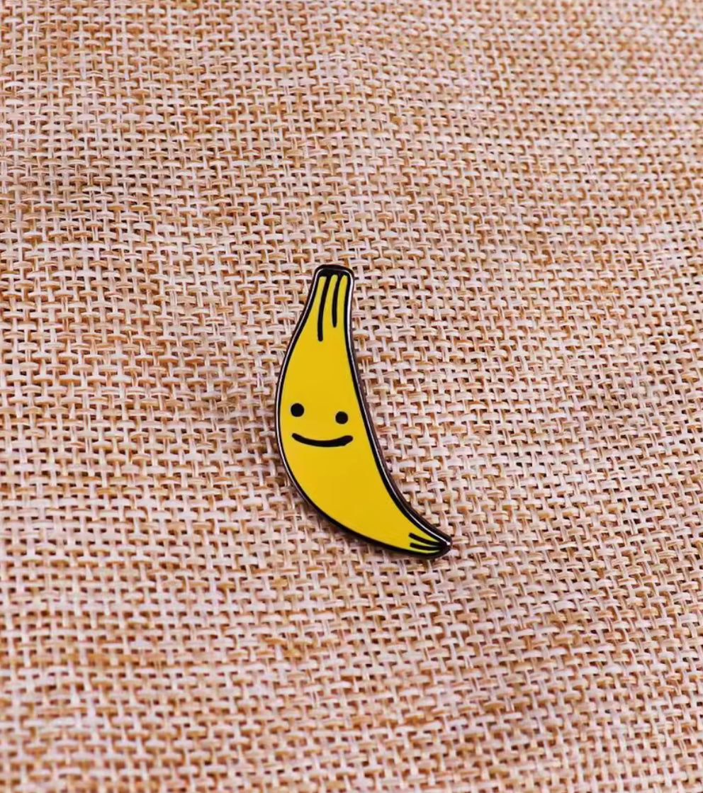 Broche banane smiley sur tissu rose – Accessoire funky pour tenue estivale