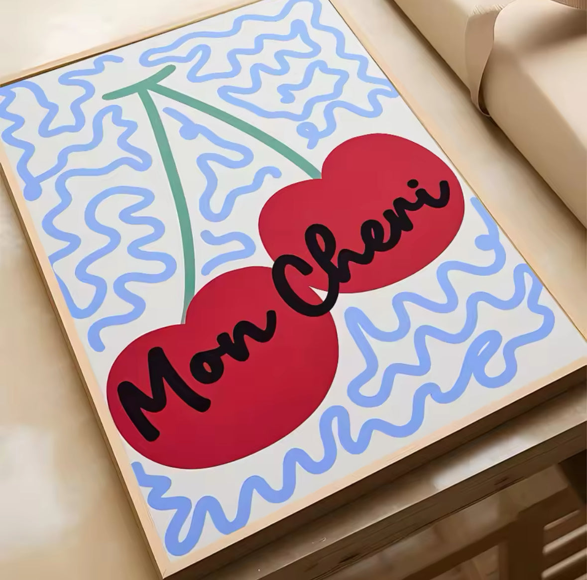 Affiche Mon Chéri avec cerises rouges sur fond graphique bleu