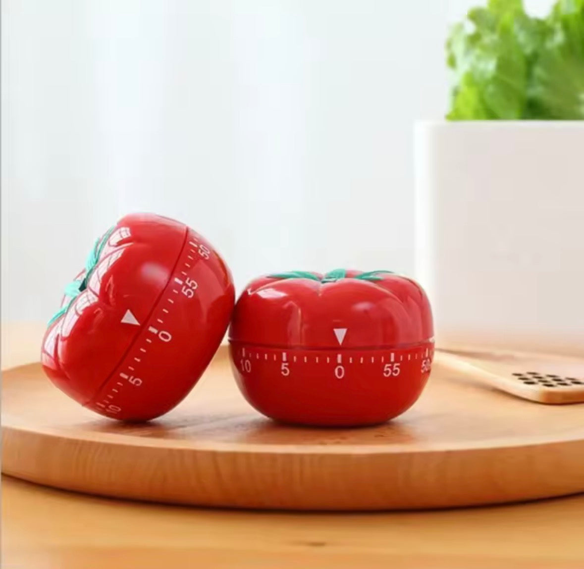 Minuteur tomate design rouge pour cuisine moderne et cuisson précise