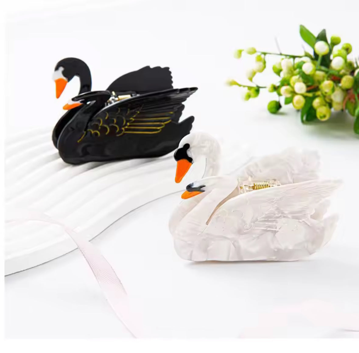 Pince à cheveux cygne noir élégante en résine – Accessoire chic femme