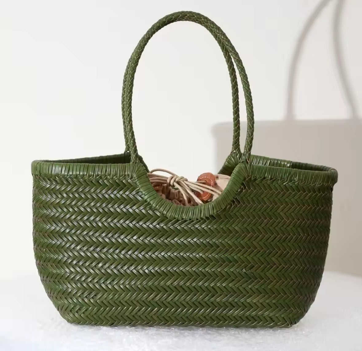 Sac cabas en cuir tressé vert olive Maison Pamplune