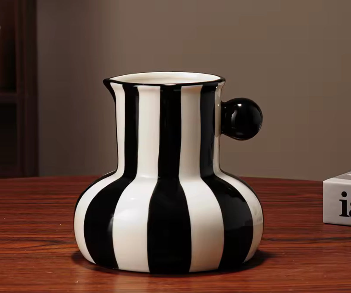 Vase rayé noir et blanc en céramique – déco élégante et minimaliste