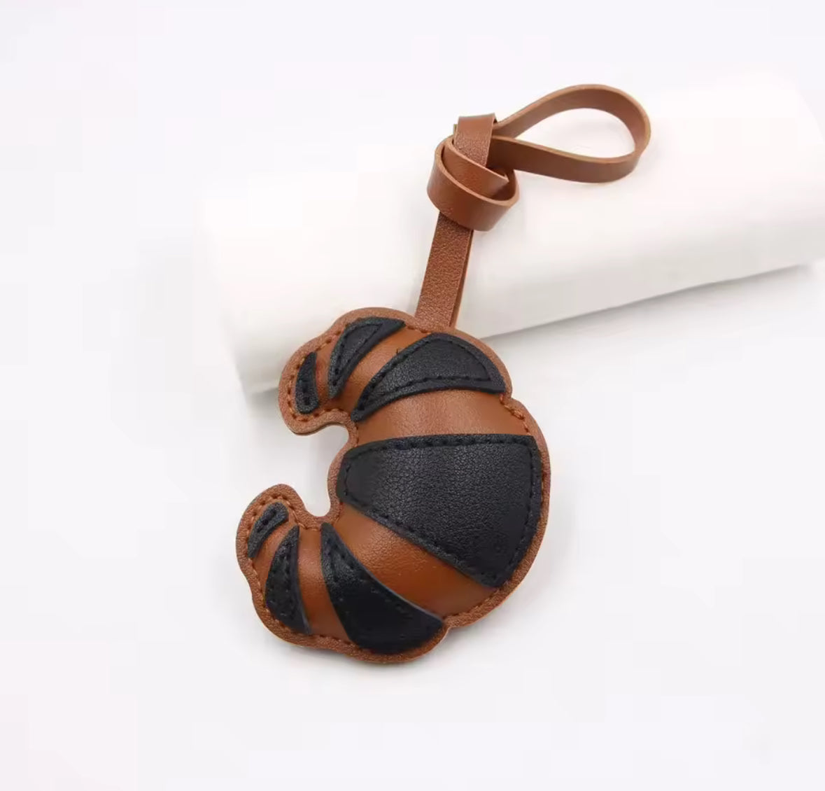 Porte-clés croissant marron et noir en similicuir bijou de sac tendance
