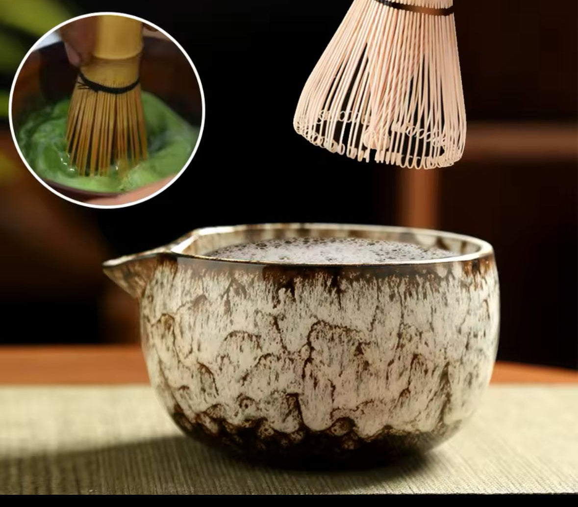 Fouet en bambou dans bol à matcha effet marbré, mousse verte onctueuse
