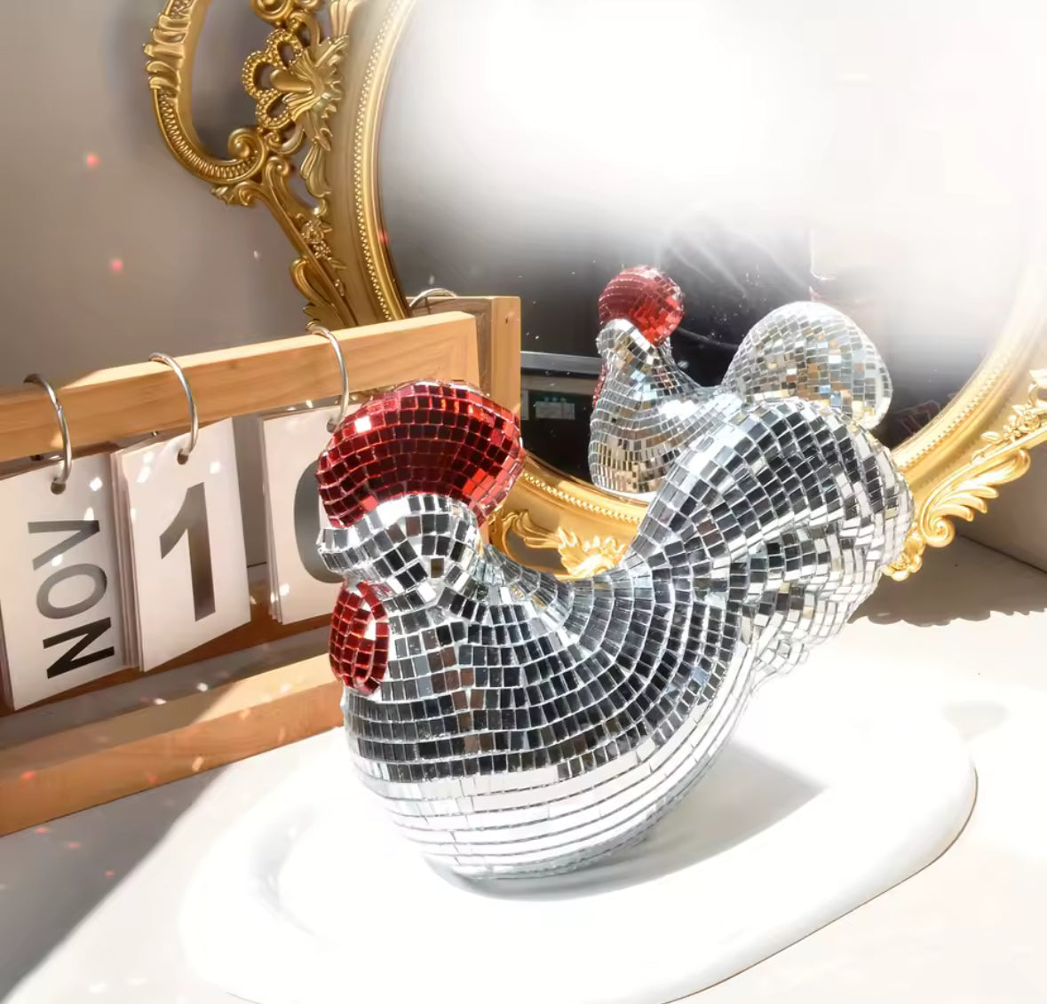 Coq Disco décoratif posé devant miroir – objet lumineux style années 70