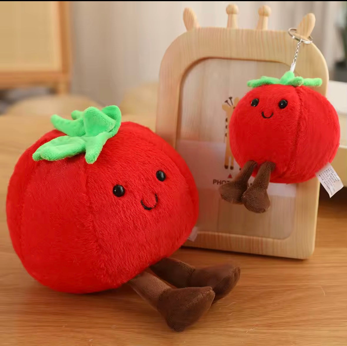 Peluche tomate décorative tendance pour déco moderne et enfant
