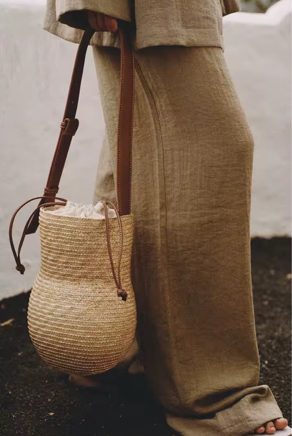 Accessoire estival haut de gamme : sac en paille fait main avec fermeture tissu
