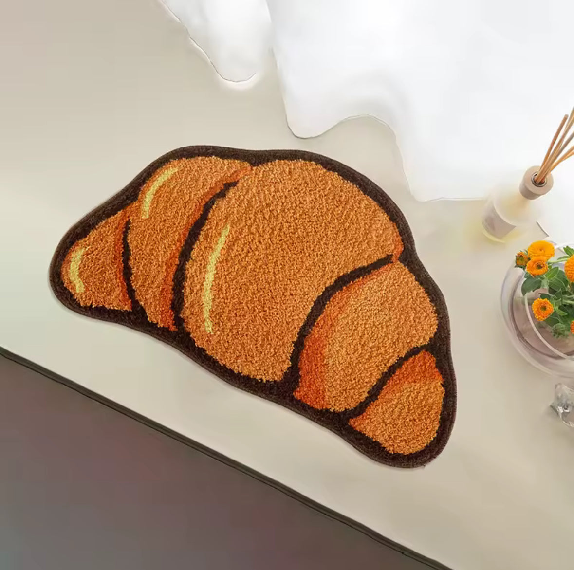 Tapis en forme de croissant doré, design original et moelleux pour une décoration fun et cosy