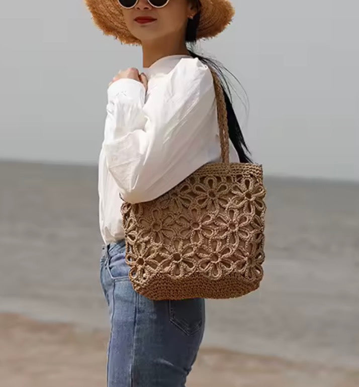 Sac cabas fleuri en paille porté à l’épaule, sac bohème chic femme pour plage et été