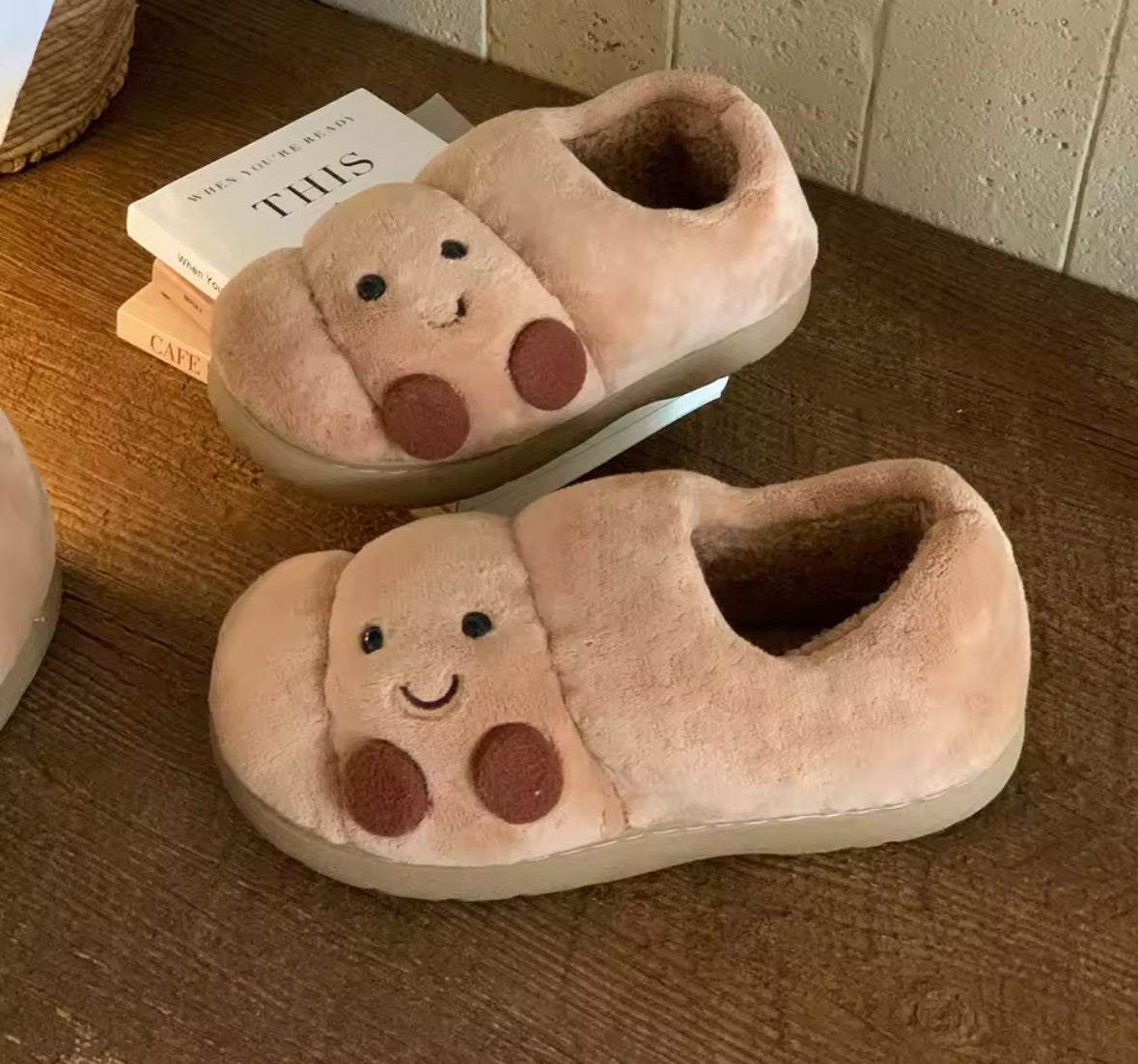 Chaussons originaux couleur dorée, texture douce et semelle antidérapante pour intérieur cosy