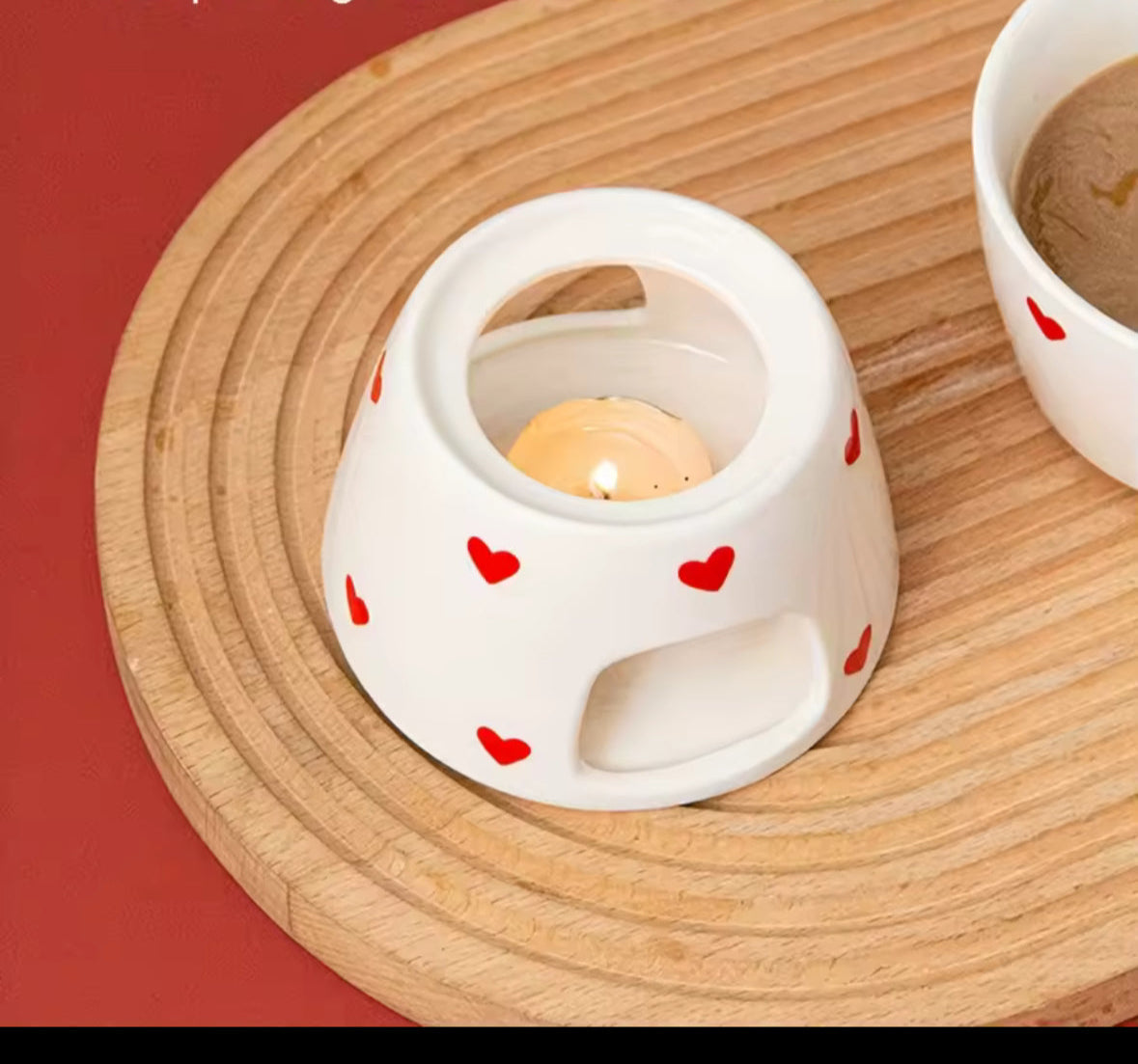 Vue de dessus d’un appareil à fondue compact en céramique, accessoires inclus, idéal pour fondues individuelles ou à partager.