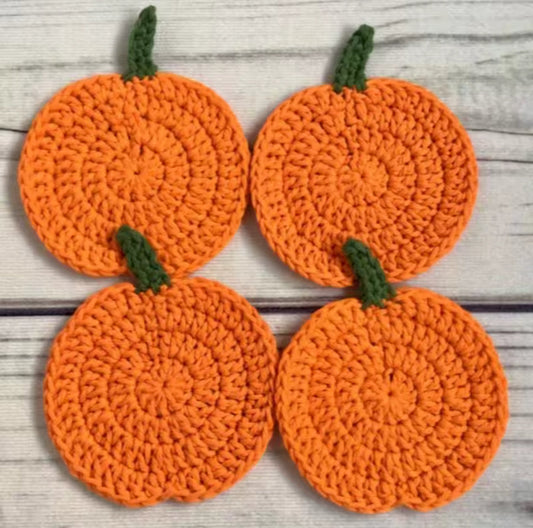 Set de 4 dessous de verre citrouille en crochet, décoration de table automne et Halloween, protection mugs et verres, style artisanal et chaleureux.