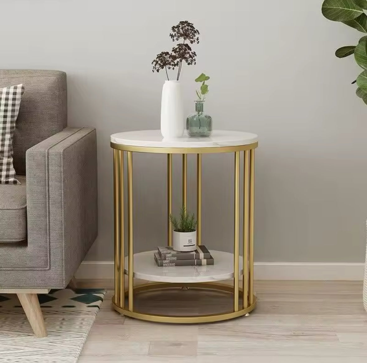 Table d’appoint en marbre blanc et pieds dorés – style moderne et raffiné