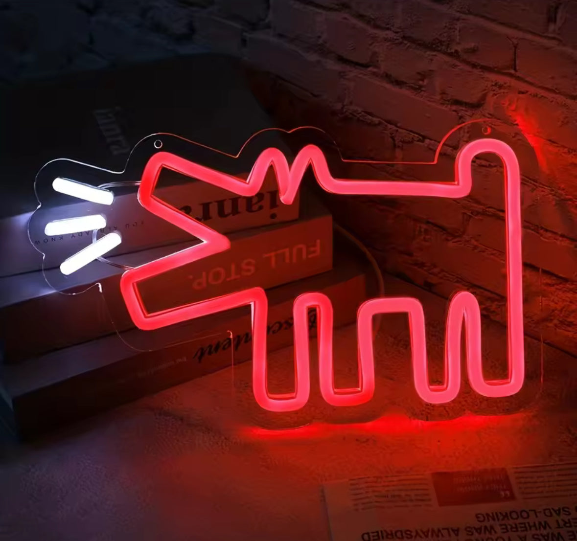 Panneau lumineux rouge au style urbain moderne, motif graphique stylisé.