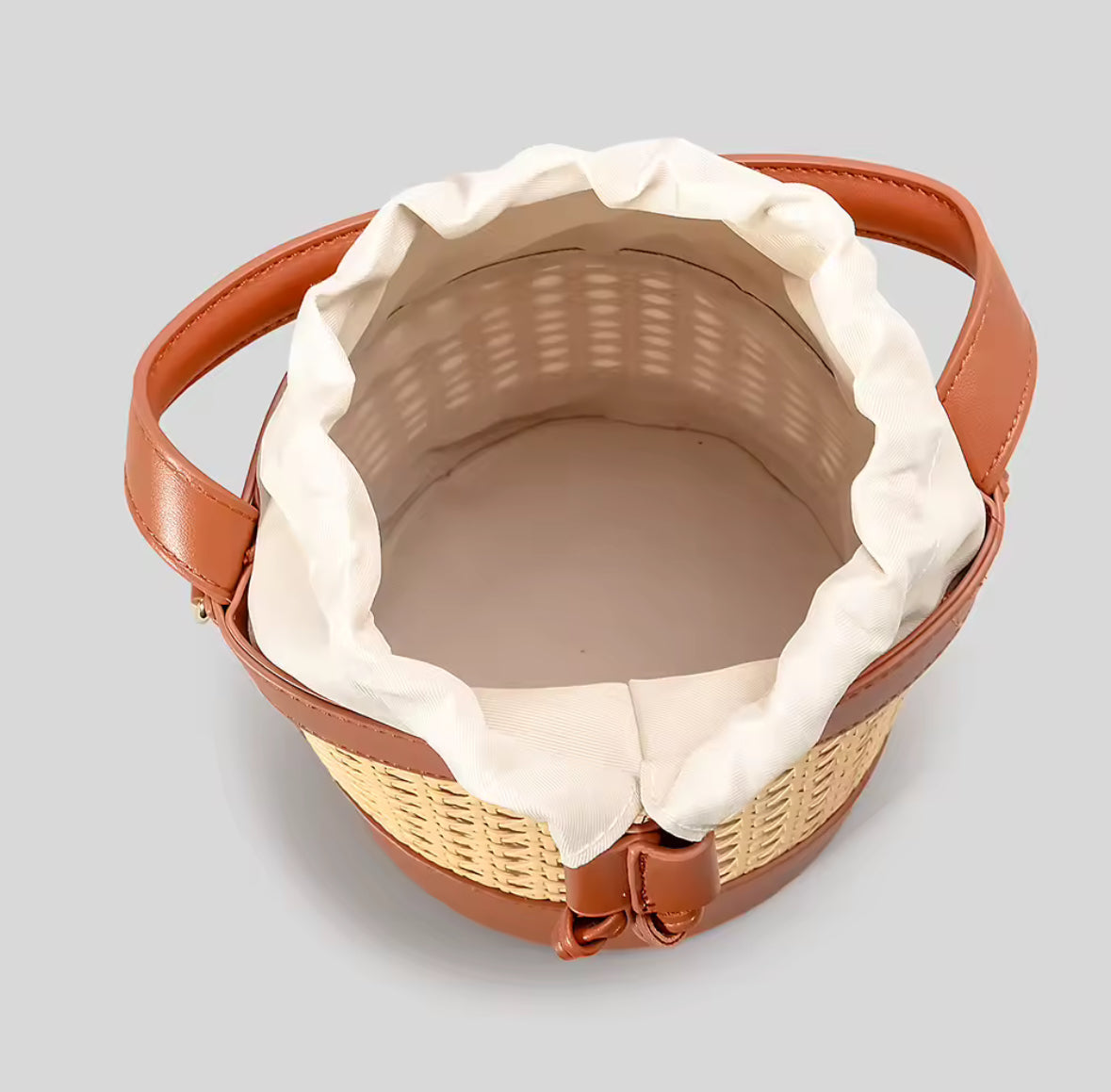 Panier en rotin tressé à la main, alliant artisanat et modernité.