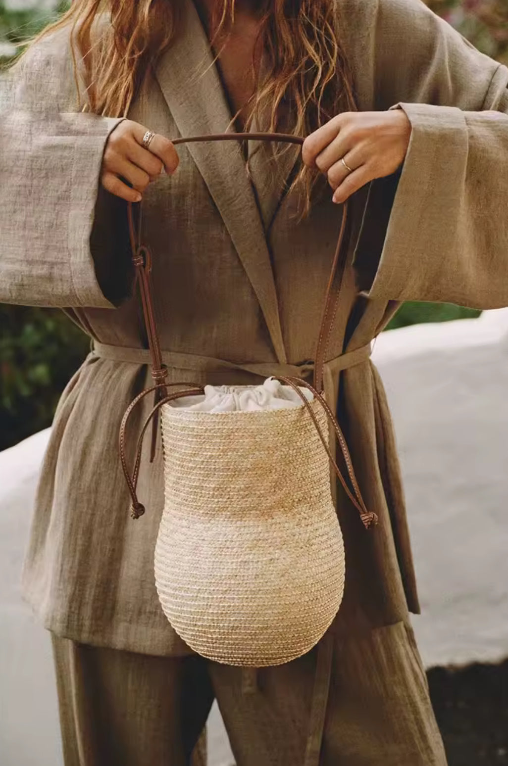 Sac en paille femme fait main – design forme gourde avec anse en cuir pour look chic et naturel