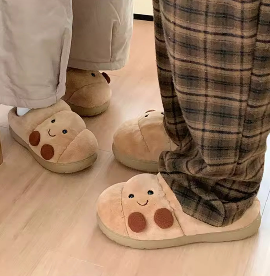 Chaussons croissant humoristiques, accessoire cocooning idéal pour les amateurs de design gourmand