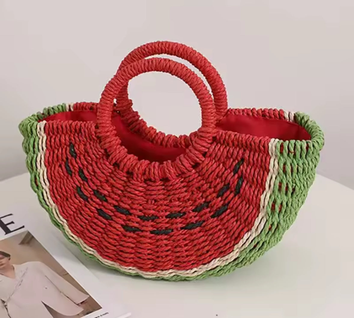 Sac d’été fruité rouge et vert en paille avec poignées rondes, parfait pour la plage ou les vacances