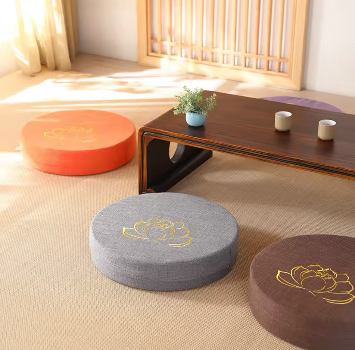 Coussin rond en lin pour méditation – modèle gris et rouge pour ambiance zen à la maison