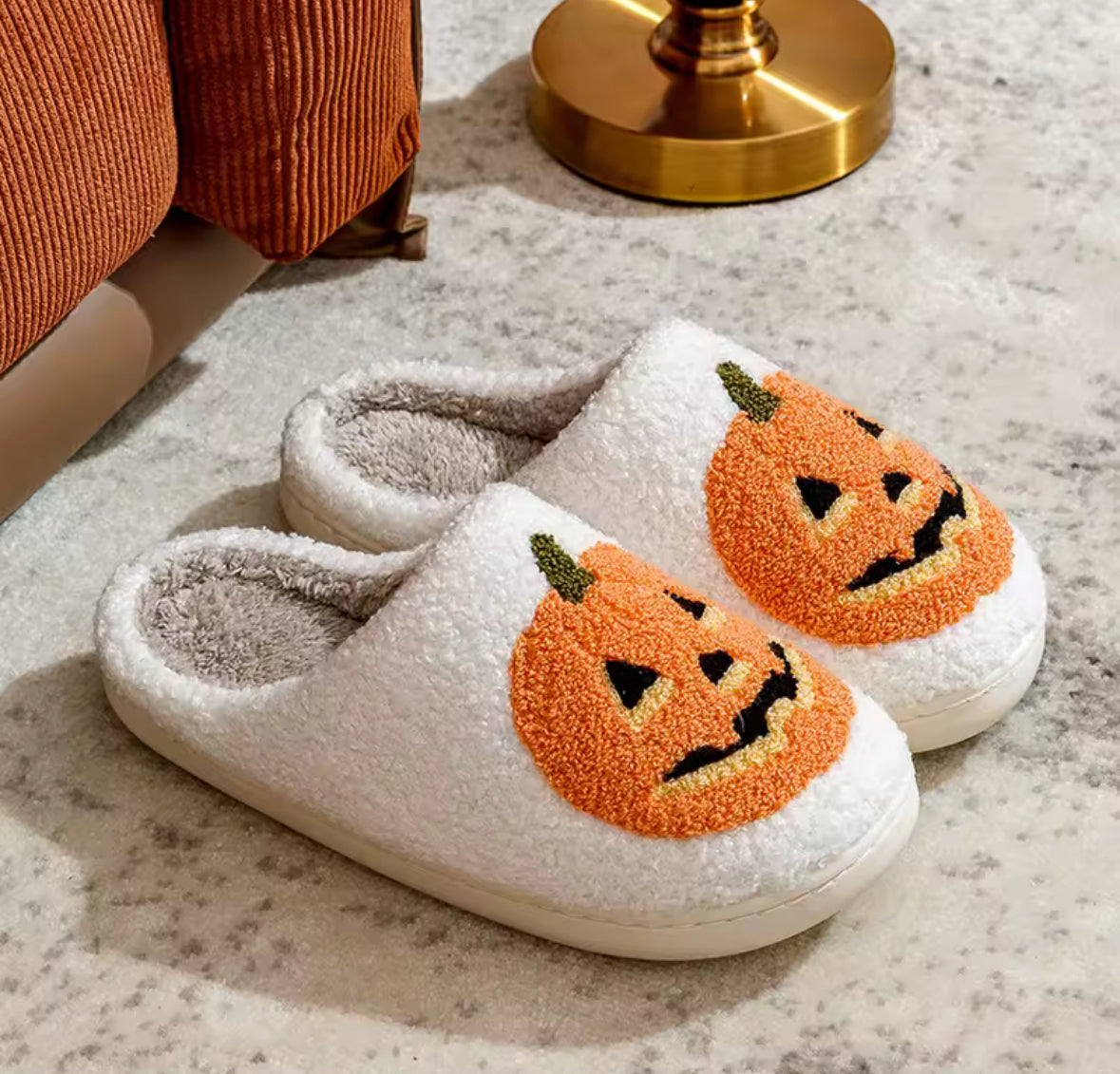 Chaussons citrouille rigolos pour soirées cocooning