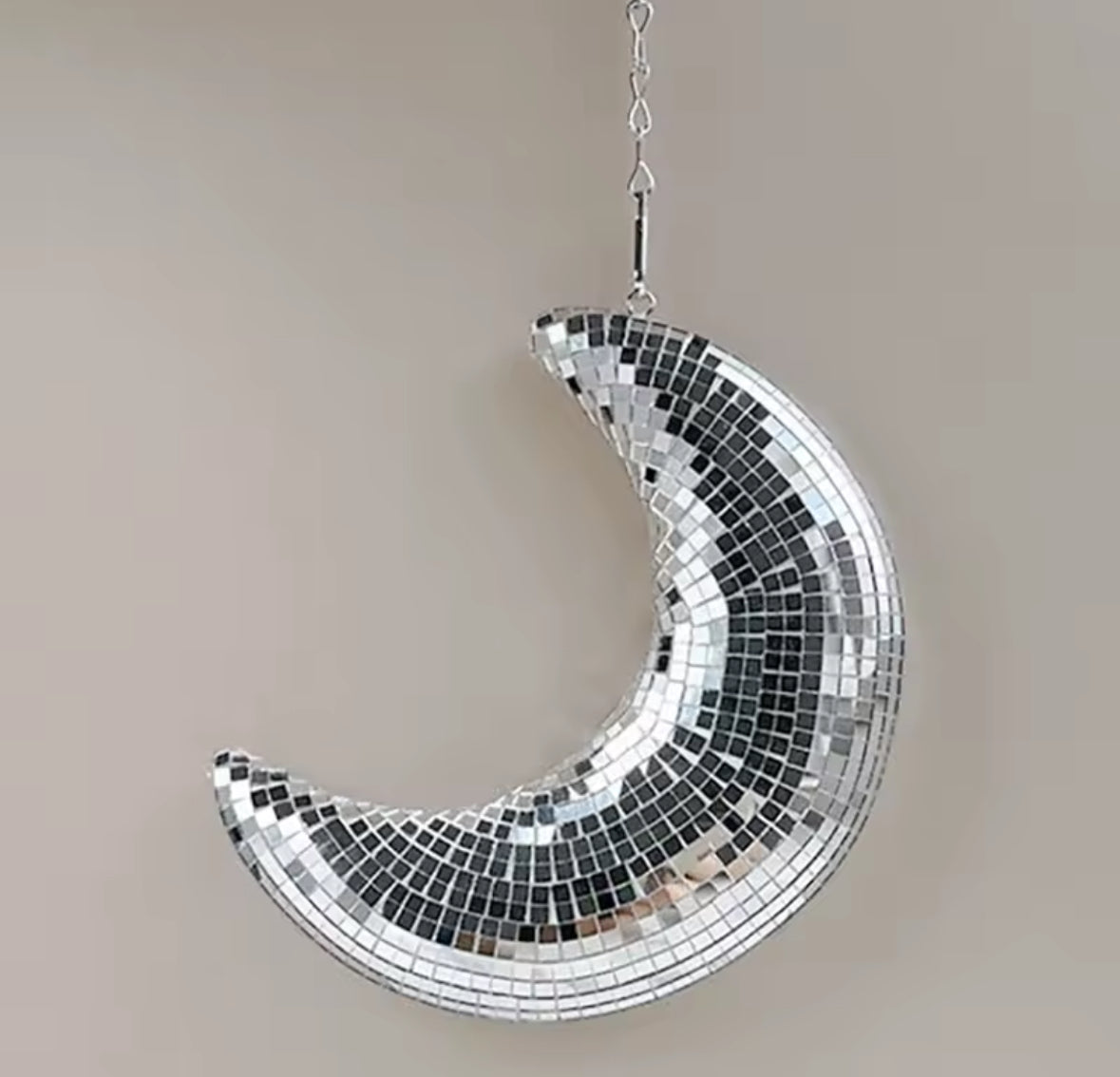 Décoration murale lune disco recouverte de miroirs effet boule à facettes.