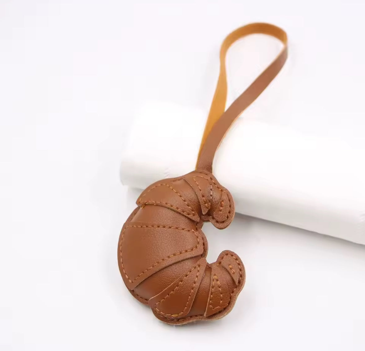 Porte-clés croissant en similicuir marron accessoire de sac tendance