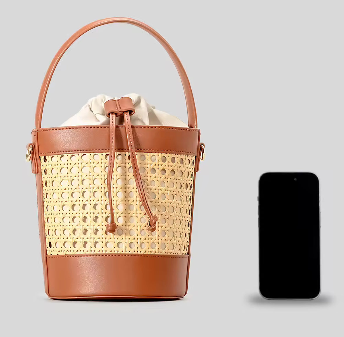 Sac en osier et rotin, une pièce chic et intemporelle pour l'été.