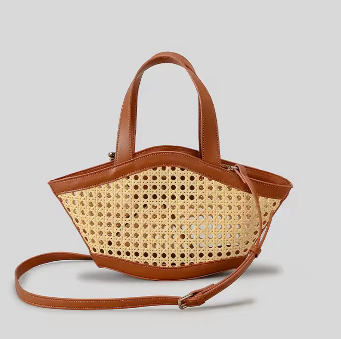Sac en rotin forme trapèze avec bandoulière amovible, modèle bohème-chic pour femme