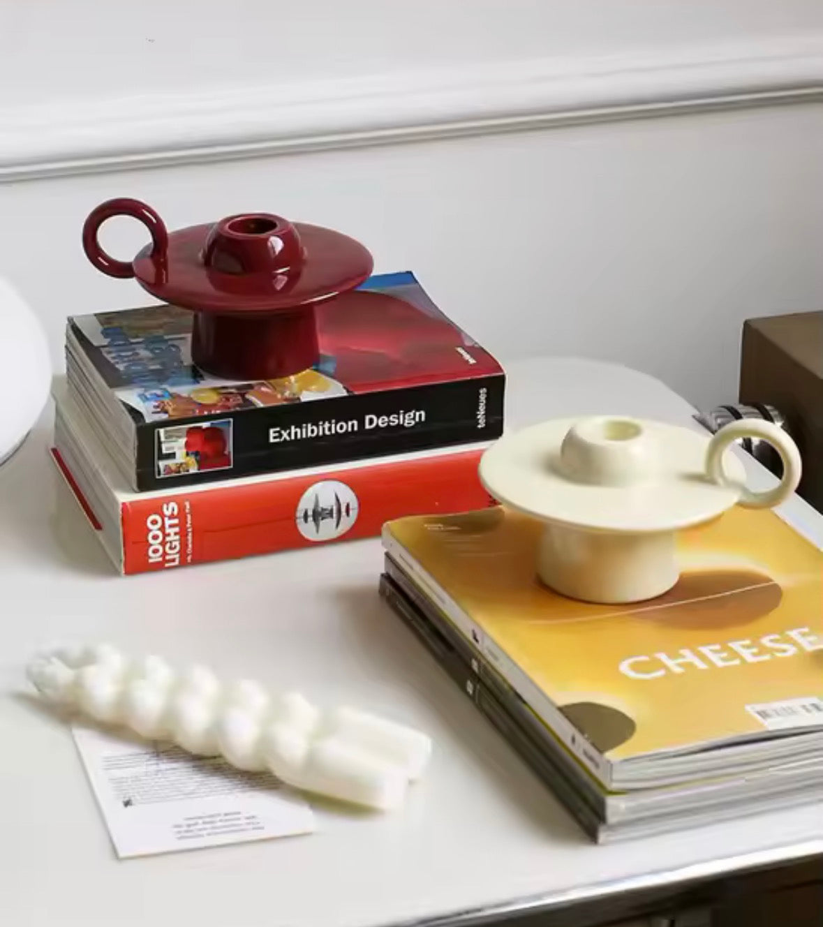 Bougeoir design en céramique émaillée avec bougie fine, décoration élégante pour intérieur moderne