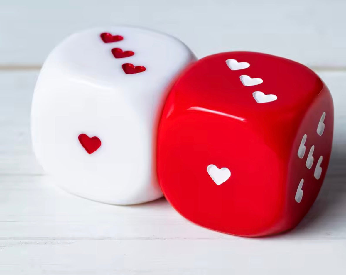Dés cœur décoratifs en acrylique rouge et blanc – objet déco romantique